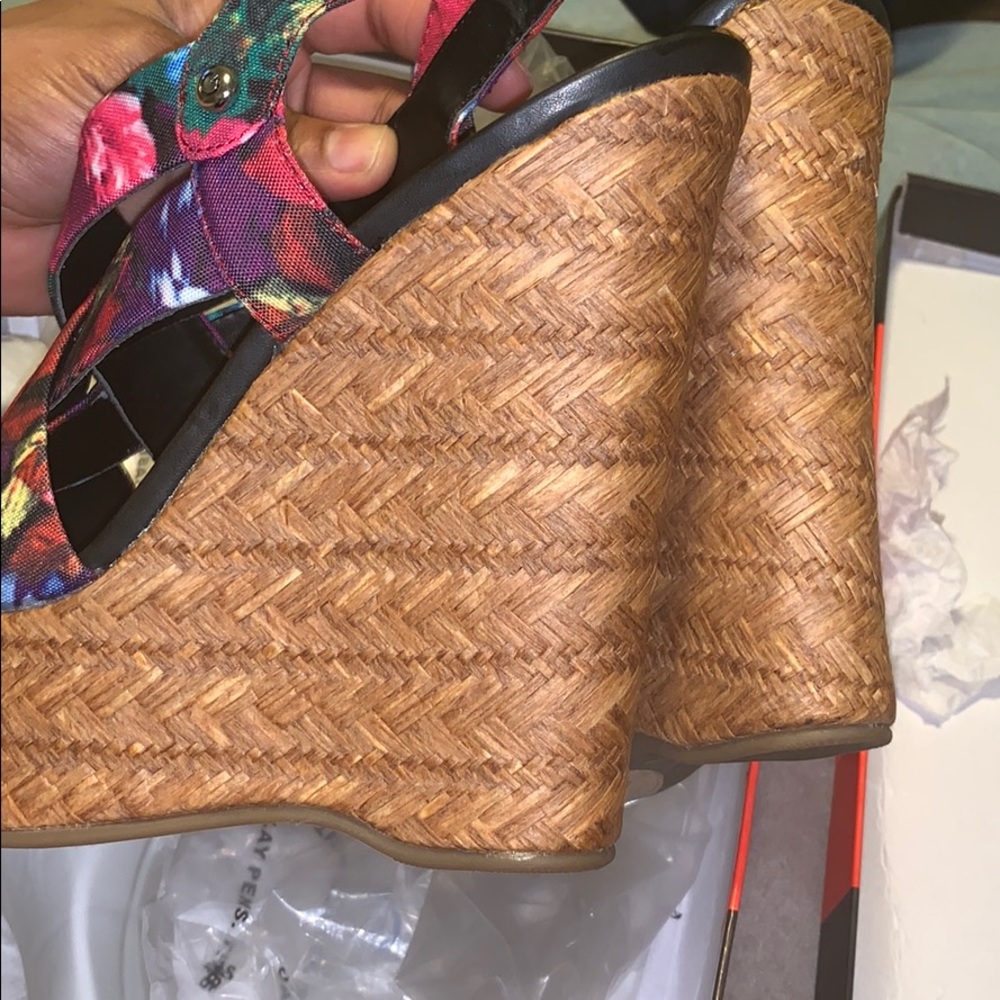 SOLD HP 🎉🎊Guess wedge heel sandals brand new - Picture 5 of 5
